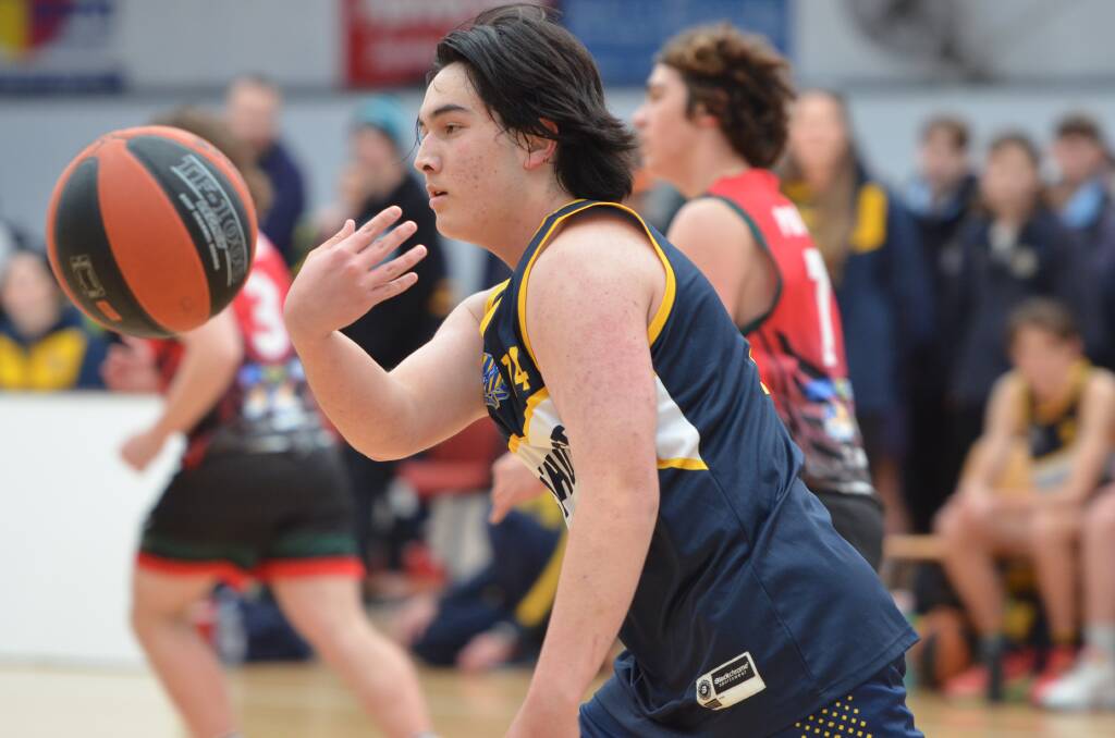 BIG PLAYS: Bathurst High's Ethan Goldfinch was excellent under pressure in the final quarter. Photo: ANYA WHITELAW