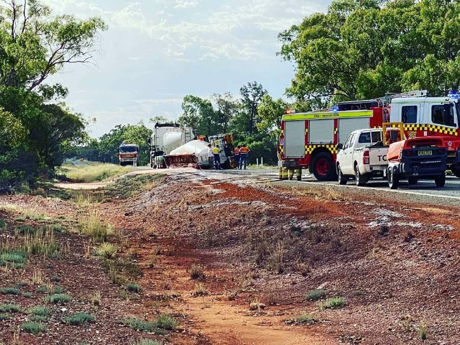 Emergency services have contained a large chemical spill on the Barrier Highway between Nyngan and Cobar. Photo: FIRE AND RESCUE NSW STATION 312 GULGONG/ FRNSW