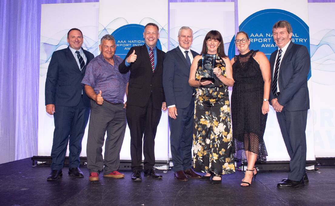 WINNERS: Mayor Ben Shields and Deputy Prime Minister Michael McCormack (centre), AAA representative Guy Thompson (right) and Dubbo City Regional Airport representatives at the award ceremony. PHOTO: SUPPLIED