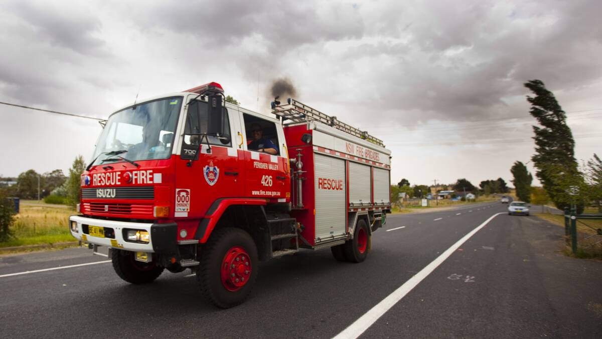 Dubbo firefighters tame wild grass fire at Devils Hole