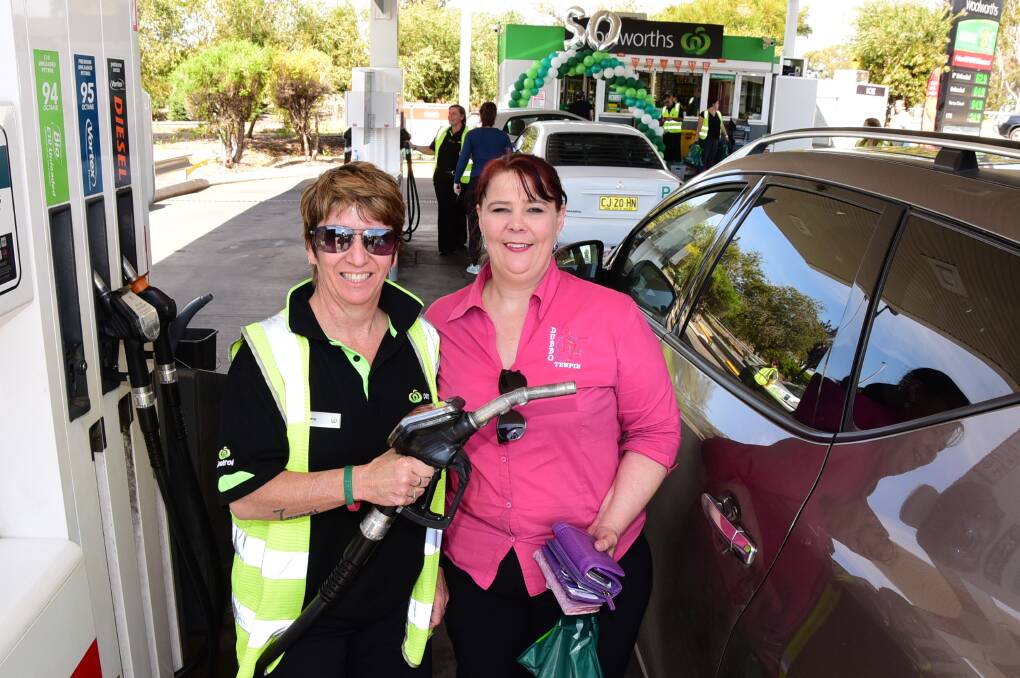 Woolworths Caltex employee Jane filling the car for Tracey Thompson. Photo: BELINDA SOOLE 