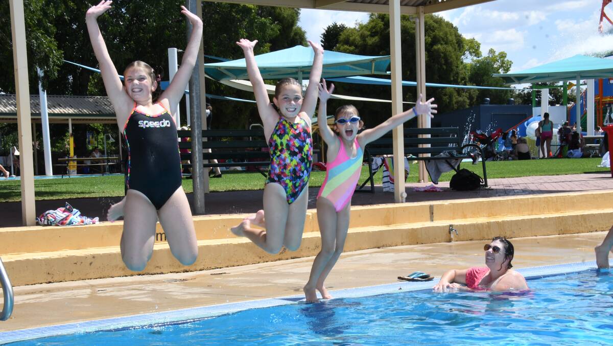 MAKING A SPLASH: Peak Hill sisters Polly, Sophia and Nellie Goodridge join their mother Regina in the water at Dubbo Aquatic Leisure Centre on Friday afternoon. Photo: BELINDA SOOLE  