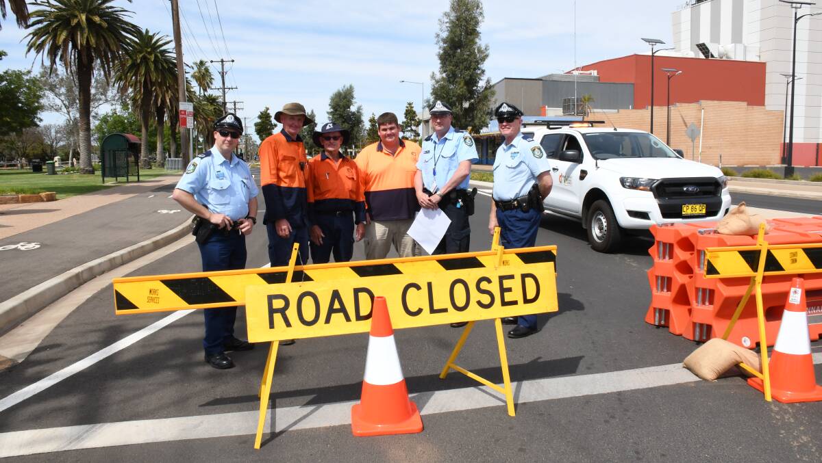 ROAD CLOSURES: Sydney highway patrol police discuss traffic arrangements for Picnic in the Park with Dubbo Regional Council staff on Tuesday morning. Photo: BELINDA SOOLE  