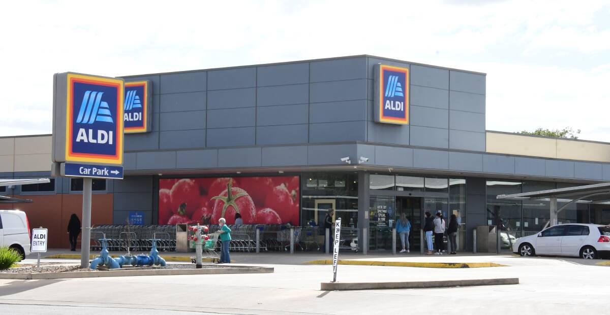 Busy: Shoppers at Dubbo's Aldi store in the countdown to the lockdown, but supermarkets are not required to close during the period. Photo: BELINDA SOOLE