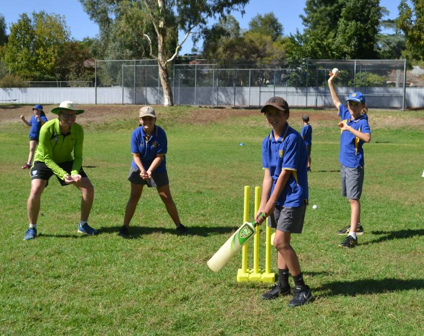 Not out: Cricket Australia's Matt Ellis, with Dubbo South Public School students Taylor Morgan, Leland Ross and Jack Szymkow. Photo: Taylor Jurd