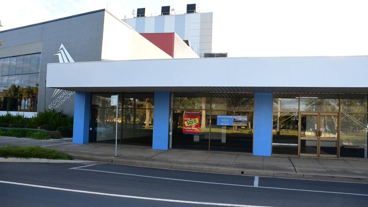 SOLD: Dubbo Regional Council has bought the building that previously housed Dubbo Carpet Court in Darling Street. Photo: BELINDA SOOLE.