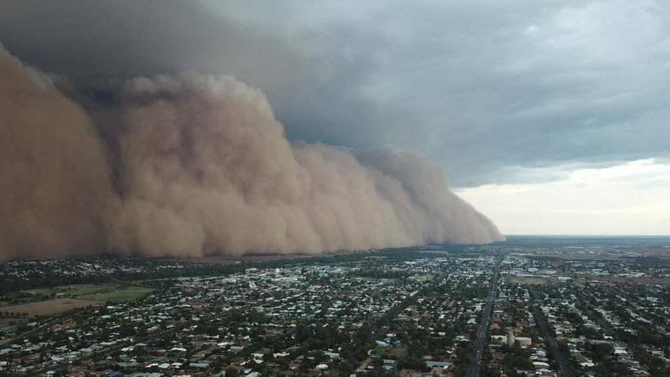 On THE MOVE: : A "mother of all dust storms" rolls into Dubbo on January 19 of 2020. Photo: JASON B MANNING.