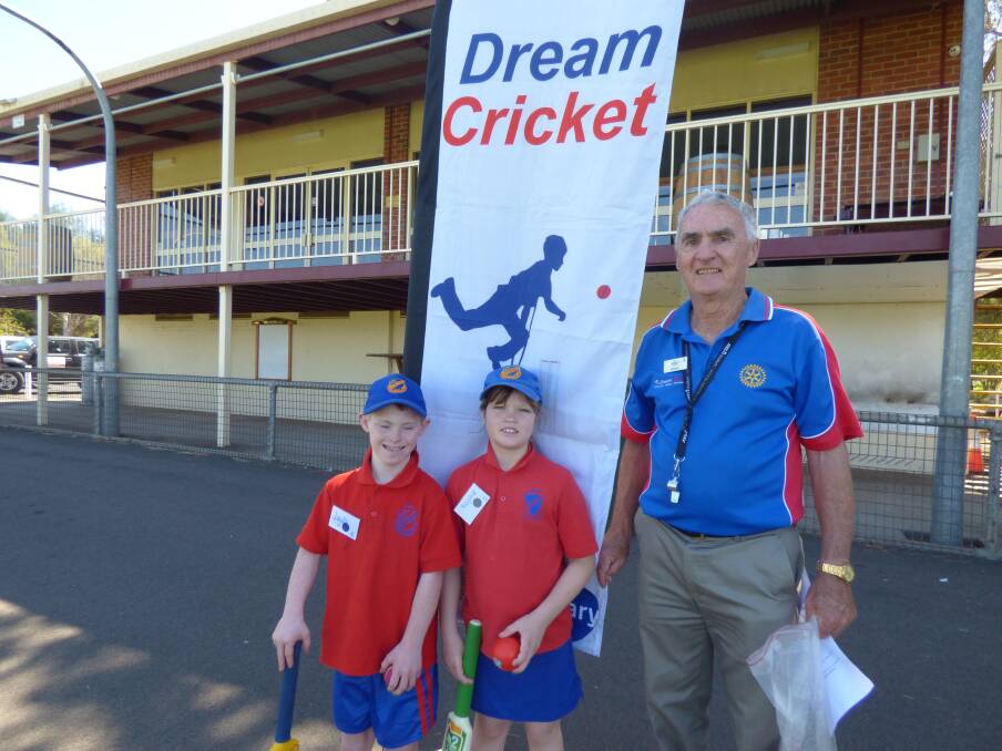 GALA DAY: Jayda Kosij and Sophie Yeo, of Dubbo Public School, catch up with Don Stephens at the 2018 DreamCricket Gala Day in Dubbo. Photo: KIM BARTLEY
