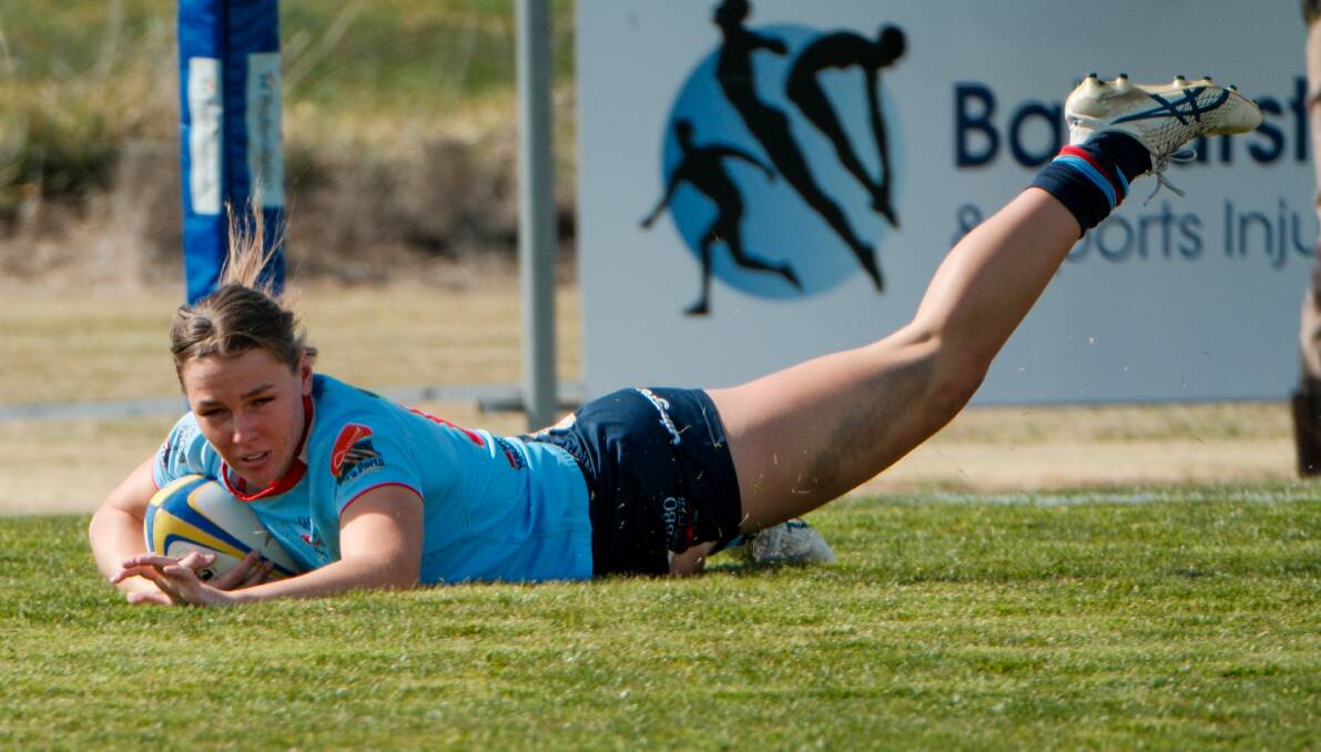 Olivia Hall scores the opening try for the Dubbo Kangaroos in their dominant win. Picture by James Arrow.