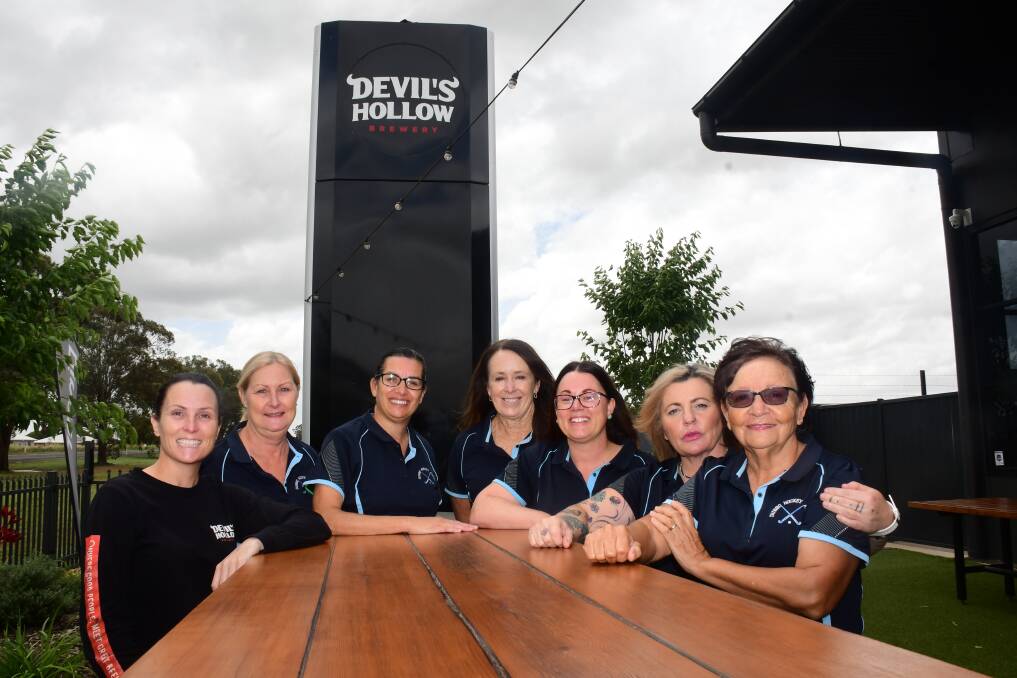 READY TO GO: Ceridwyn Usback from league mnajor sponsor Devils Hollow with Dubbo players Sharon Smith, Tracy Sallustio, Tracey Hardie-Jones, Mel Wheatley, Debbie Brown, and Kay Poulter. Picture: Amy McIntyre