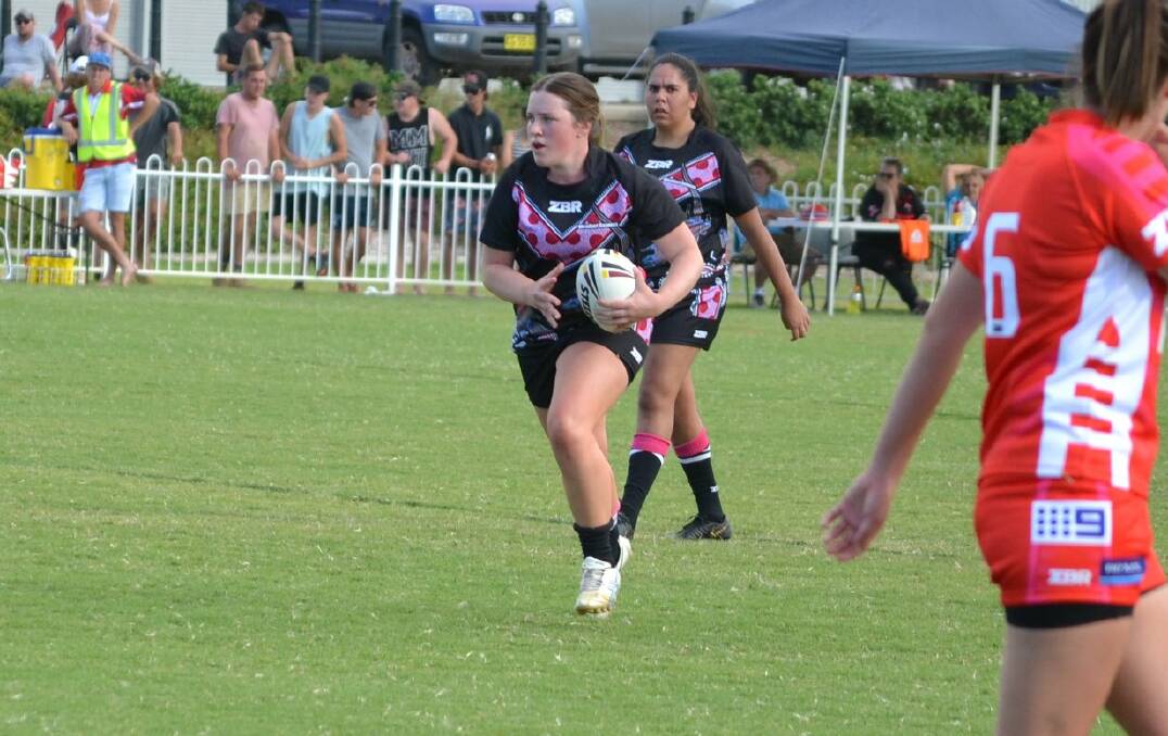 CHARGE: Kaitlyn Andrews prepares to take on the defence during Saturday's clash with Mudgee. Photo: CONTRIBUTED