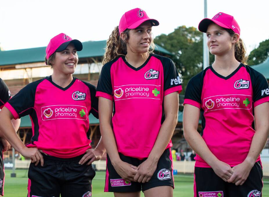 STAYING WITH SIXERS: Emma Hughes (centre) is targeting a WBBL debut this summer after extending her deal with the Sydney Sixers. Photo: IAN BIRD PHOTOGRAPHY/SYDNEY SIXERS