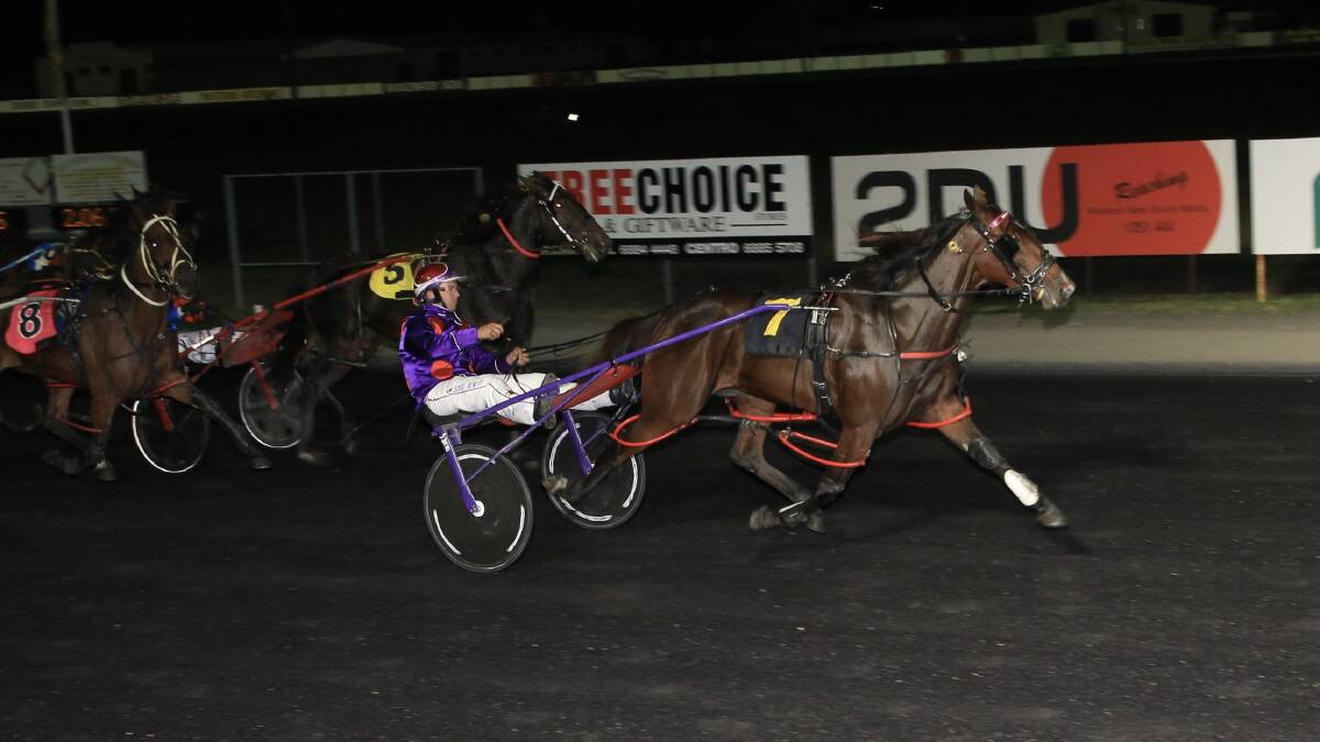 TOO GOOD: Doug Hewitt and Lady Swiss motored home on the outside to win the opening event at Dubbo on Friday night. Photo: COFFEE PHOTOGRAPHY