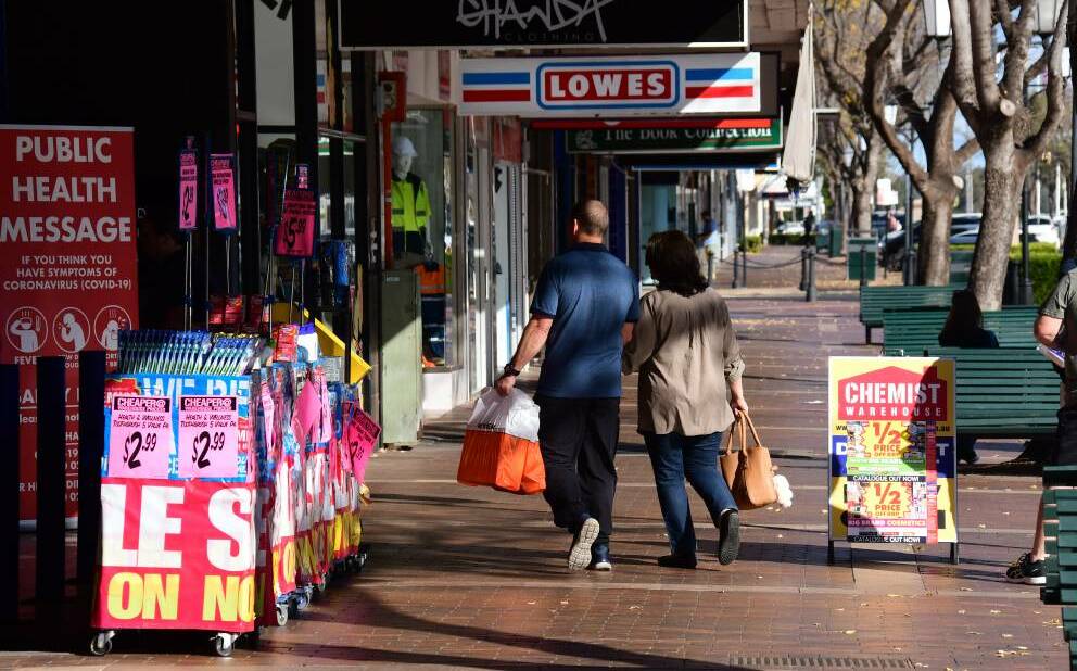 BUSINESS: Shoppers in Dubbo's main street last last year. Picture: Amy McIntyre