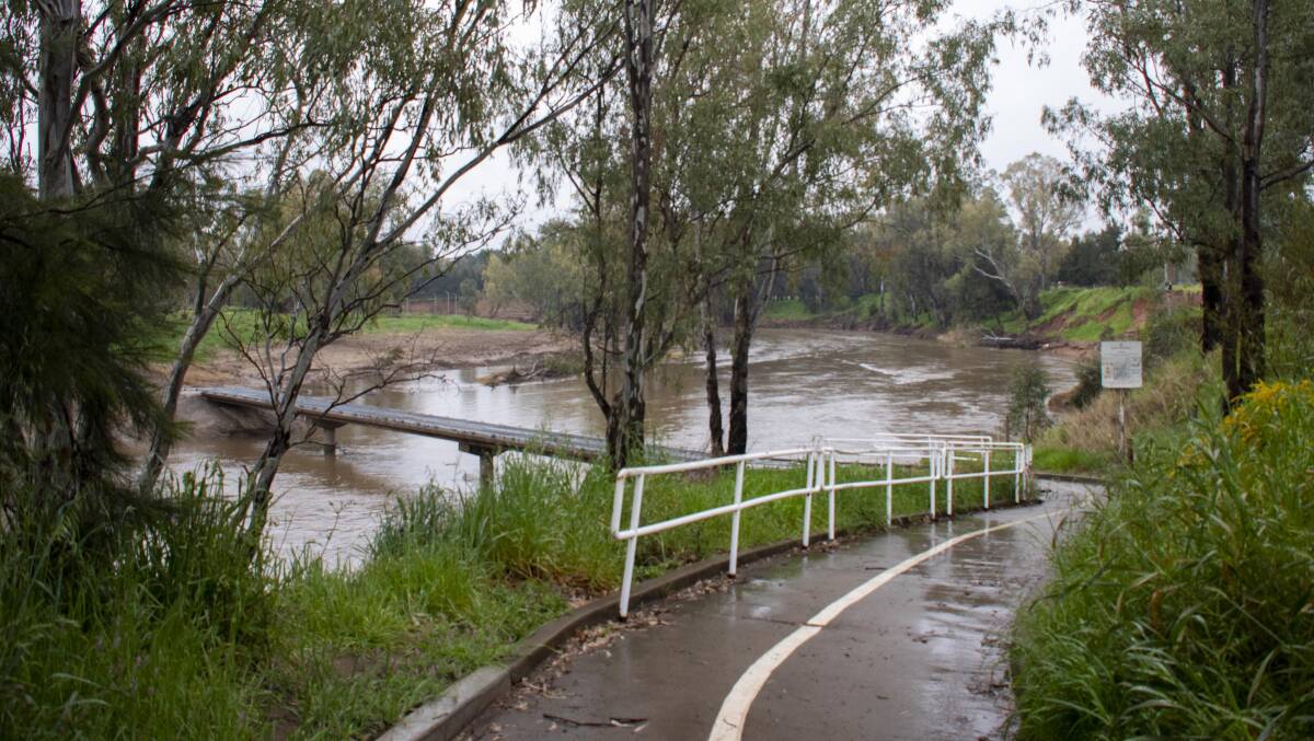 Water levels remained steady at Dubbo on Thursday but others areas around the region have been hit harder by floodwaters. Picture by Belinda Soole
