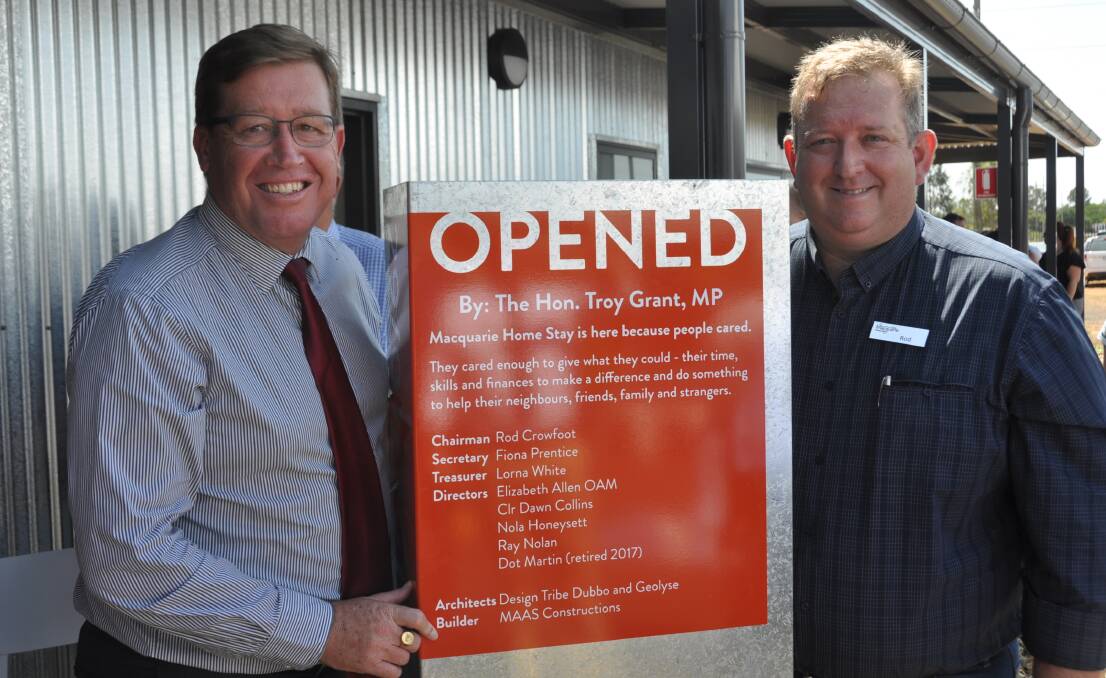 Member for Dubbo Troy Grant with Macquarie Homestay’s Rod Crowfoot. 