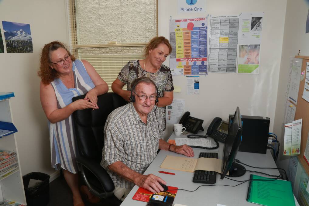 HELP MAKE A DIFFERENCE: Lifeline Central West volunteers Belinda Quinn (left) and Ray Talbot, pictured with crisis support services manager Stephanie Robinson.
