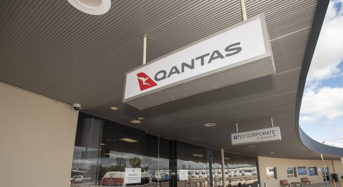 NEW FLIGHT: A NEW Qantas flight service from Tamworth to Dubbo and through to Sydney has taken off. Photo: Peter Hardin