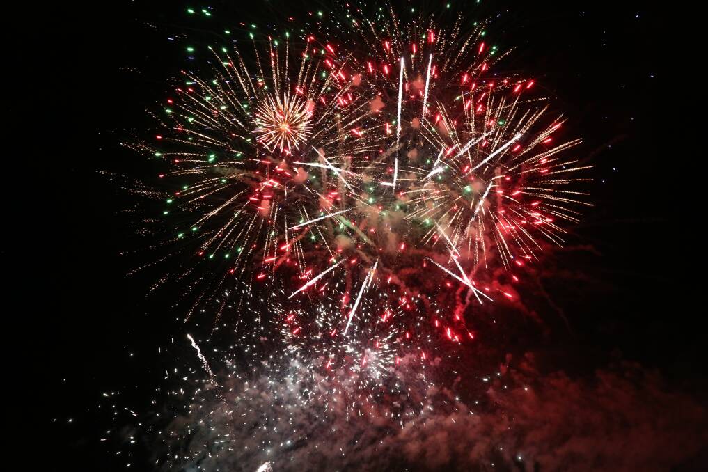 Stunning display: The amazing 2DU/ Zoo FM fireworks will be back to light up the skies above Dubbo at the 145th Annual Dubbo Show. Photo: Supplied.