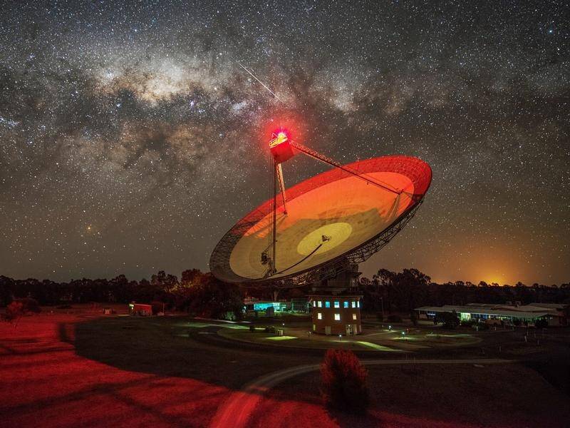 The famous Parkes radio telescope will track the delivery of lunar exploration gear later this year.