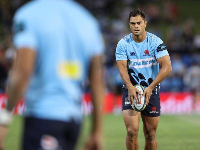 Wallabies back Karmichael Hunt has re-signed with the NSW Waratahs for the 2020 Super Rugby season.