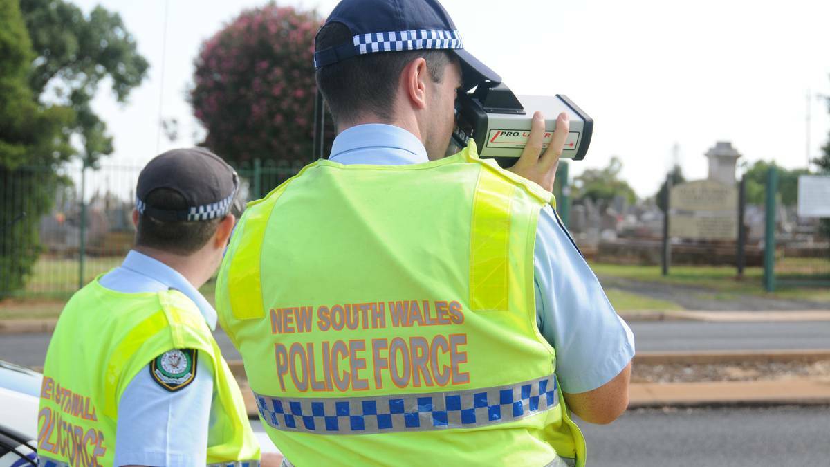 Orana Highway Patrol officers carrying out a speed limit enforcement operation at Dubbo. Photo: BELINDA SOOLE