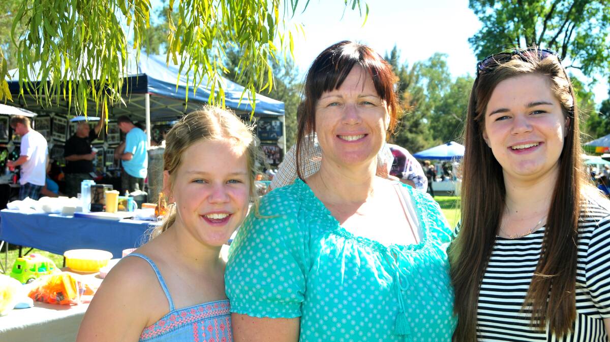RIVERSIDE MARKETS: Olivia, Leanne and Hannah Berryman. Photo: LOUISE DONGES. 