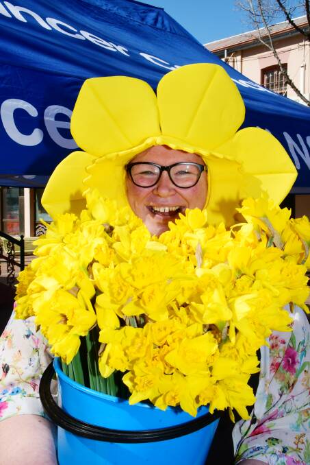 MESSAGE OF HOPE: Mel Heldon selling daffodils at one of three Cancer Council stalls in Dubbo on Friday. Photo: AMY McINTYRE