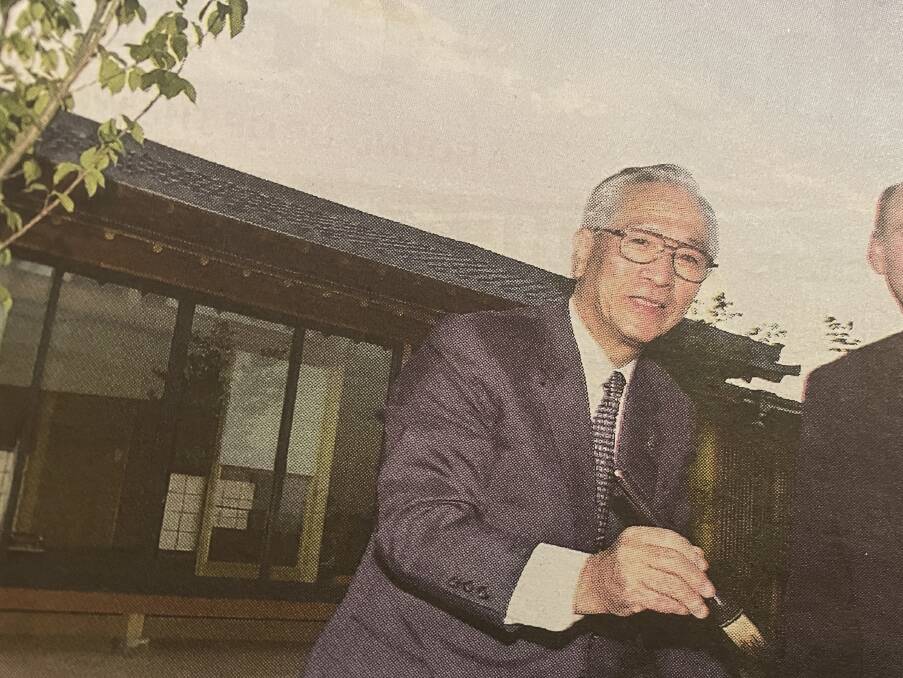 Minokamo City's mayor in 2002 Yoshiki Kawai and Dubbo's former mayor Greg Mattews officially opening the Japanese Garden in 2002.