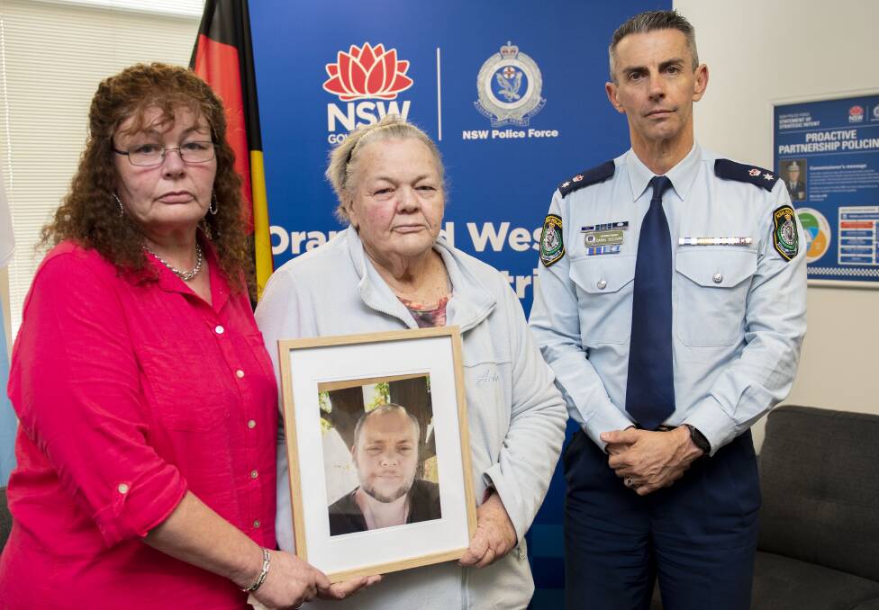 Michelle Moore with her mother, Noelene Campbell and Orana Mid-Western Police District Commander, superintendent Danny Sullivan. Photo: Belinda Soole
