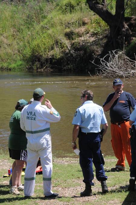 Orana LAC Inspector Chris Sammut with the emergency services crew on the Geurie riverbank.