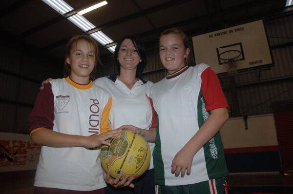 Dubbo’s New South Wales Primary Schools girls basketball reps Demi Storch (left) and Ashleigh Taylor with their State coach Claire Hargreaves (centre).