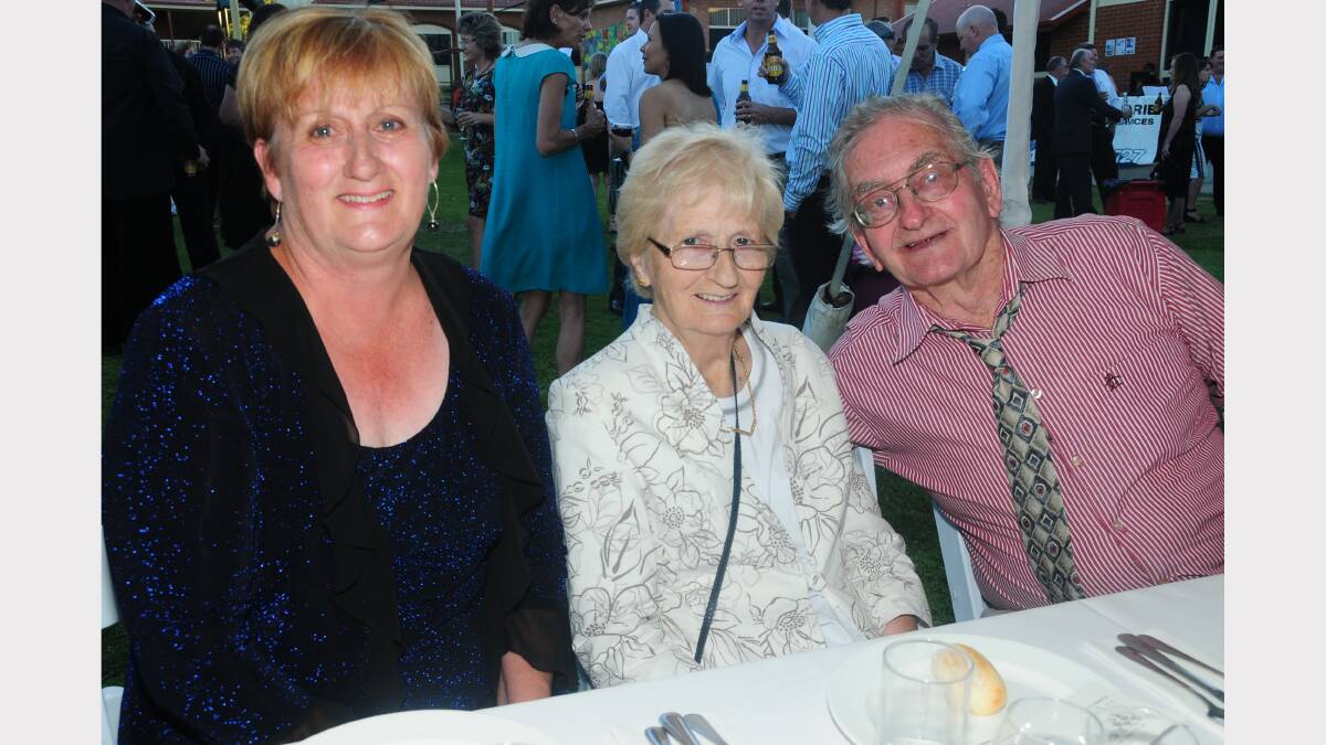 Mariette Gibson and Wilma and Garry Welling. 