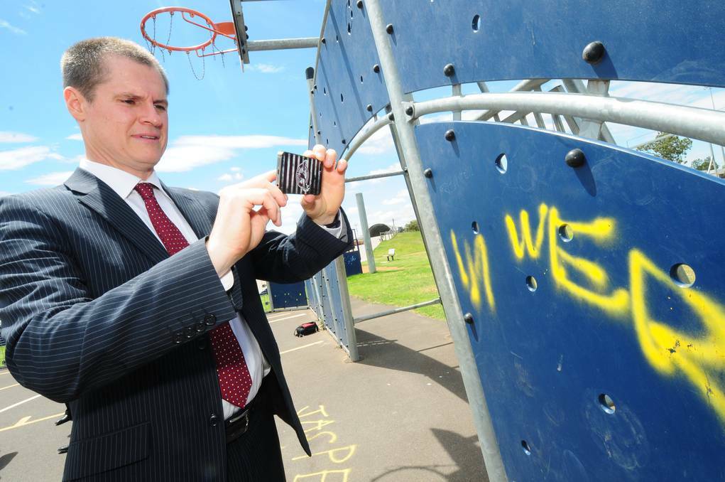 Dubbo mayor Mathew Dickerson shows how easy it is to use the free iOS and Android compatible smartphone app Snap, Send, Solve.