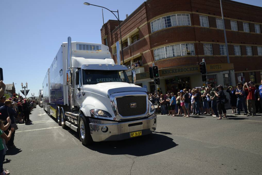The V8 Supercar Transporter Parade saw the V8 Supercars make a spectacular entrance when they roared into Bathurst with the impressive B-Double parade on Wednesday. Photo: Phill Murray. 