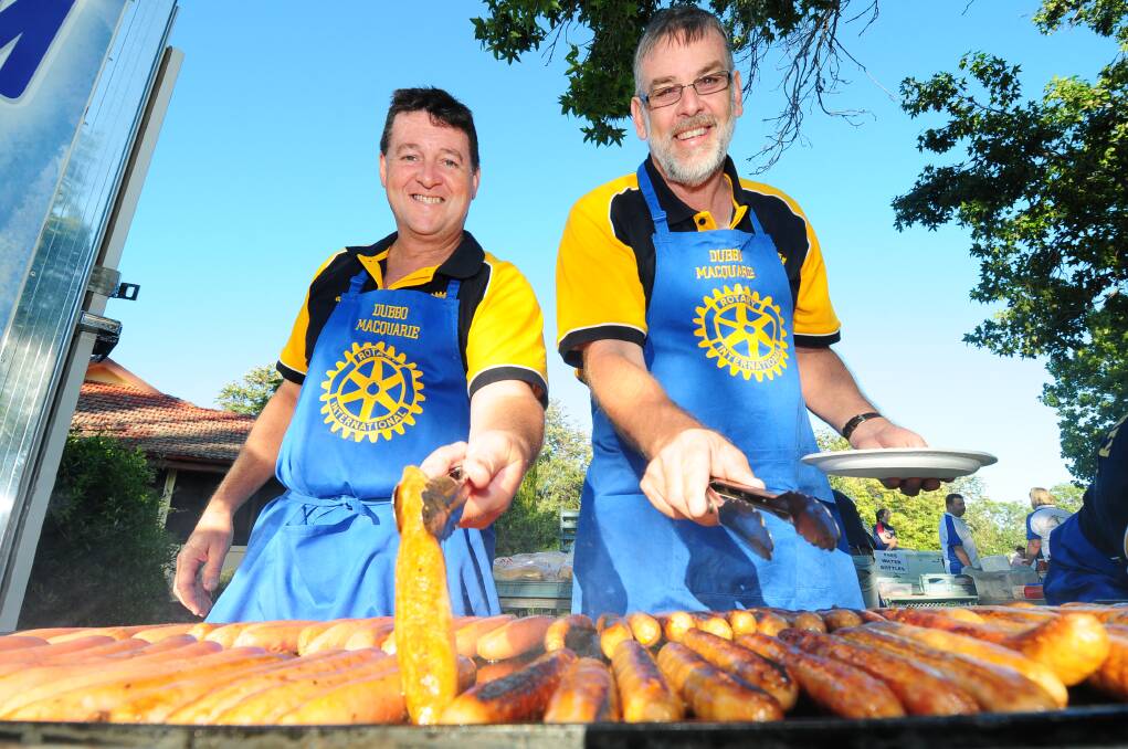 Dubbo Macquarie Rotary members Geoff Higgins and John Stonestreet.