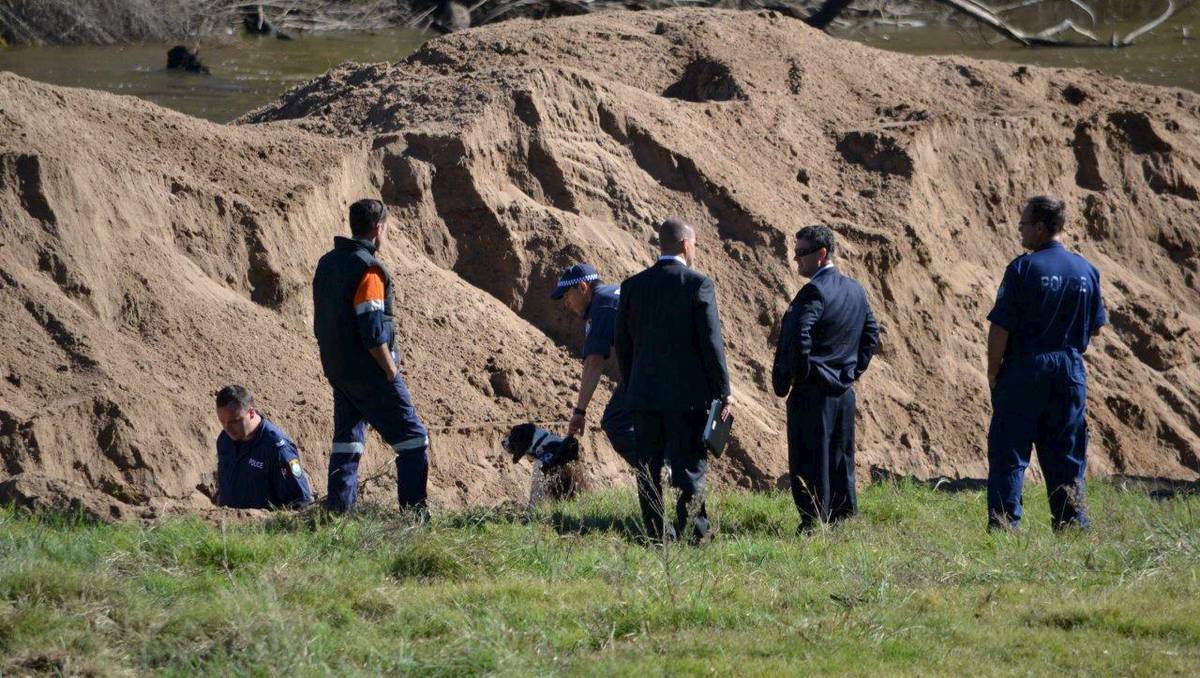 Police searching the Butlers Falls area south of Dubbo for the body of Lateesha Nolan on April 12. Photo: Simon Chamberlain